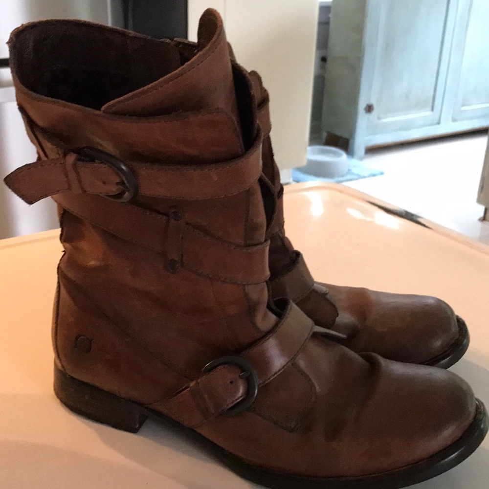 Mid-calf, flat boot